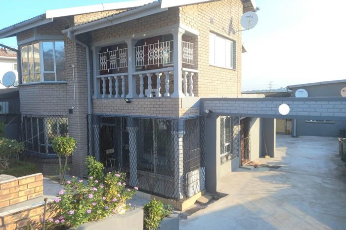 For Sale: 3-Bedroom Townhouse in Havenside with two flatlets and ample parking.