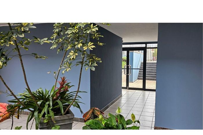 Knysna Central Apartment For Sale: Ground-floor unit with patio, lift access, secure parking.