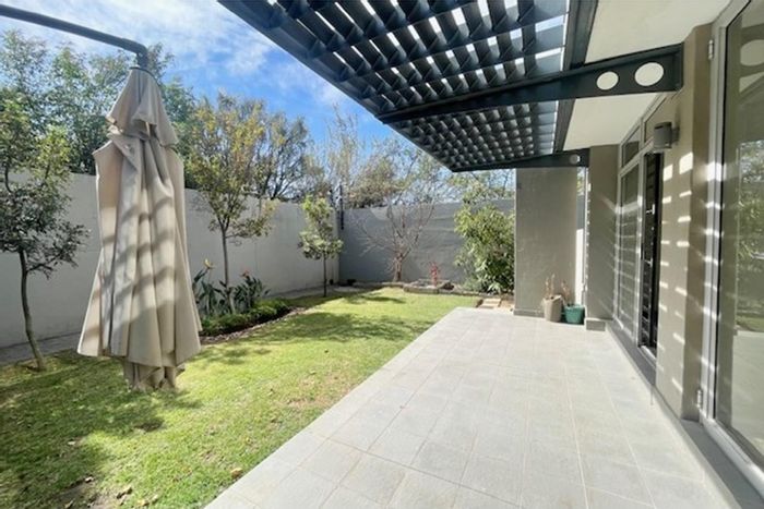 Riepen Park Apartment To Rent: Open-plan living, garden access, pool, pet-friendly.