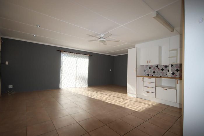 Neat 1-bedroom apartment in Winterstrand, with own entrance and pet-friendly. To Rent.