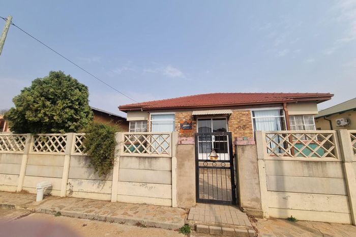 Geduld House For Sale: 3 Bedrooms, 2 Bathrooms, Scullery, Carports, Store Room.