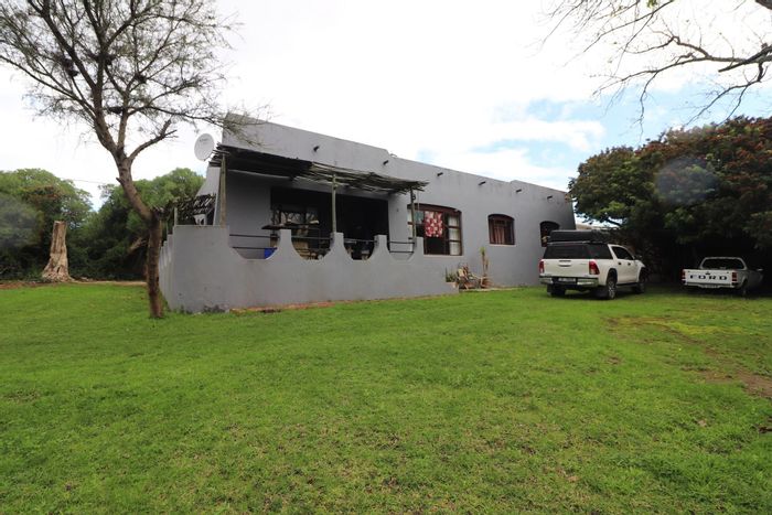 Spacious 3-bedroom house in Bredasdorp Central with extensive parking and versatile layout.