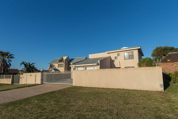 Bluewater Bay House For Sale: Pool, Braai Area, Garage, Beach Access.