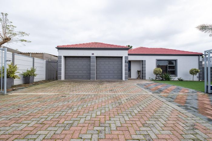 For Sale: House in Uitzicht with 3 bedrooms, double garage, and braai area.