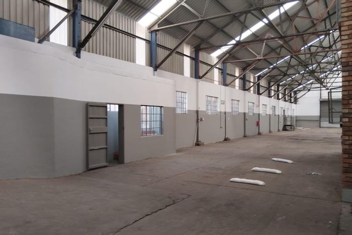 Industrial warehouse in Silverton to rent: 893m2, high ceilings, office space.