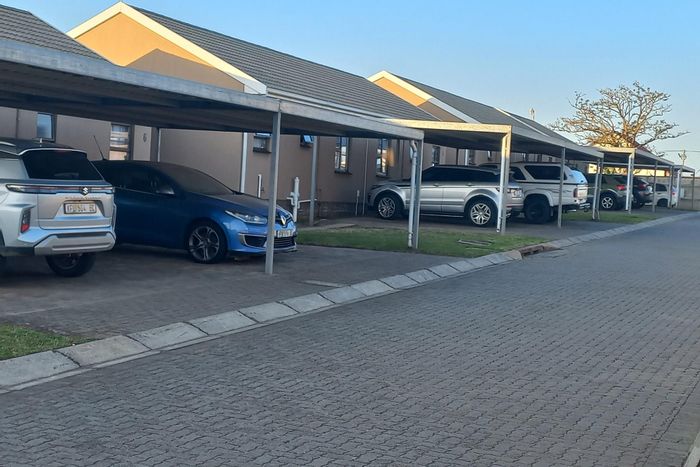 Gonubie Townhouse For Sale: 2 Bedrooms, balcony, braai area, ideal investment opportunity.
