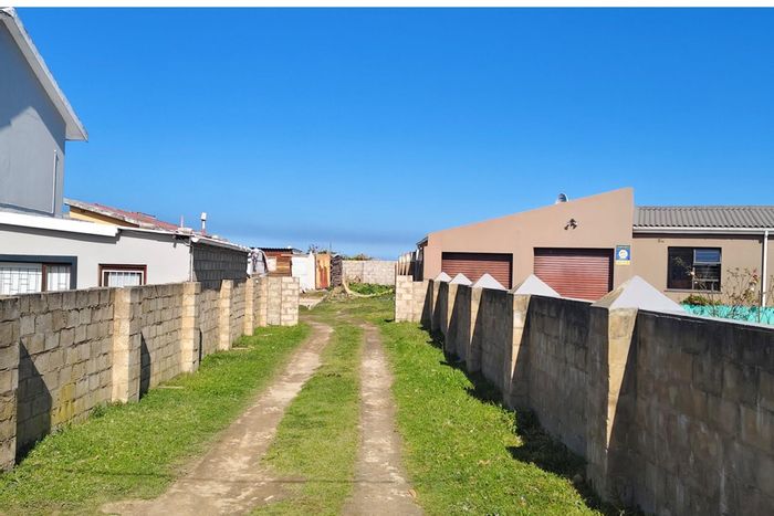 Pacaltsdorp House For Sale: Spacious layout, garden, and convenient location.