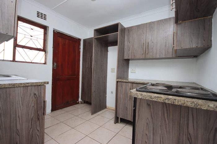 House For Sale in Haven Hills: Two bedrooms, spacious lounge, security features, prepaid meter.