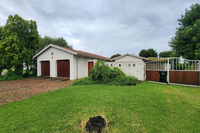 4-Bedroom House For Sale in Petersfield with Pool, Garden, and Double Garage.