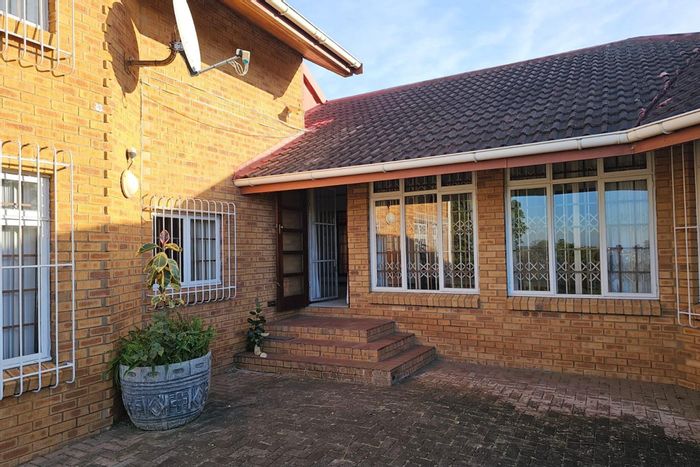 Cintsa East House For Sale: 3 bedrooms, indoor braai, oversized garage, spacious plot.