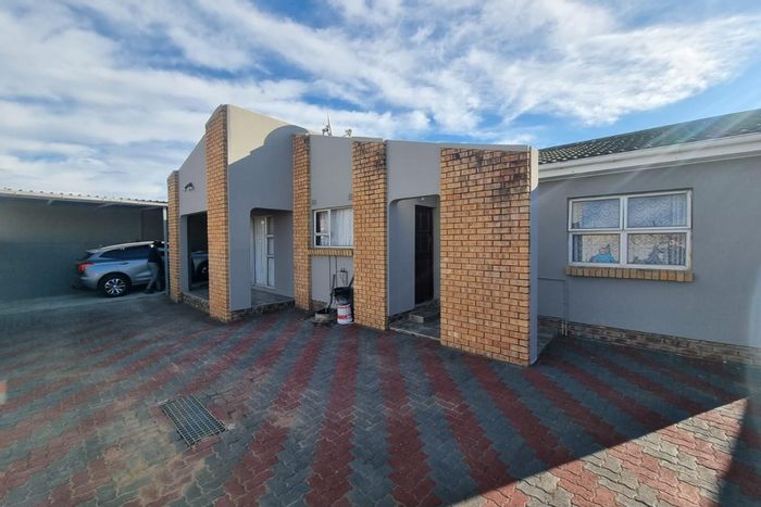 For Sale: 3-bedroom house in Mdantsane with 2 flatlets and ample parking.