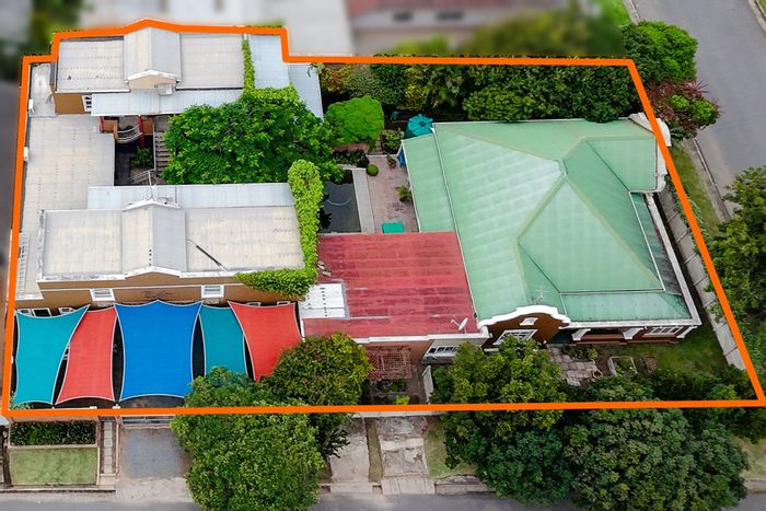 Nahoon House For Sale: 8 bedrooms, B&B, commercial units, swimming pool.