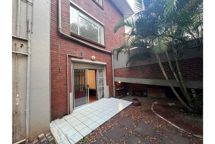 Glenwood Apartment For Sale: 1 Bed, private garden, lockup garage, quiet complex.