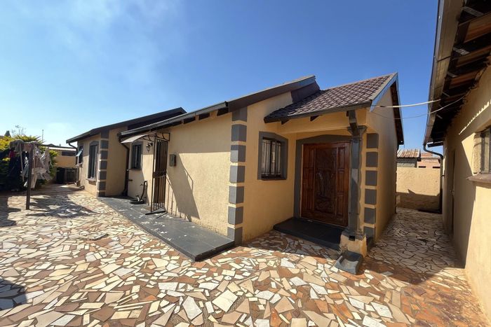 For Sale: 3-bedroom house in Vosloorus with spacious lounge and dual stoves.