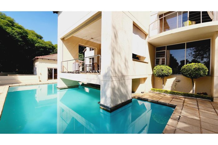 For Sale: House in Waterkloof Park with pool, security, and 2 flats.