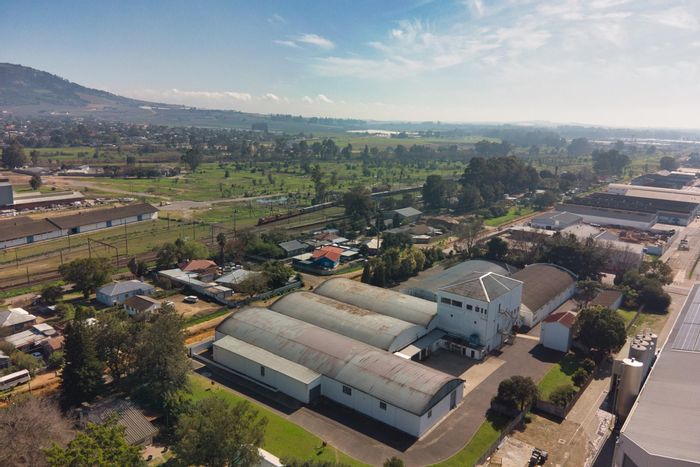 Industrial property in Dal Josafat for sale: warehouses, offices, and unique studio space.