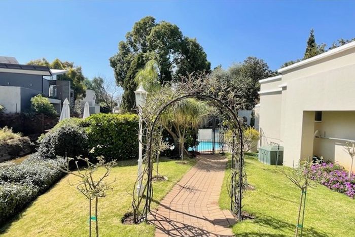 Garden apartment in Sandown to rent: pool, garage, secure complex, pet-friendly.