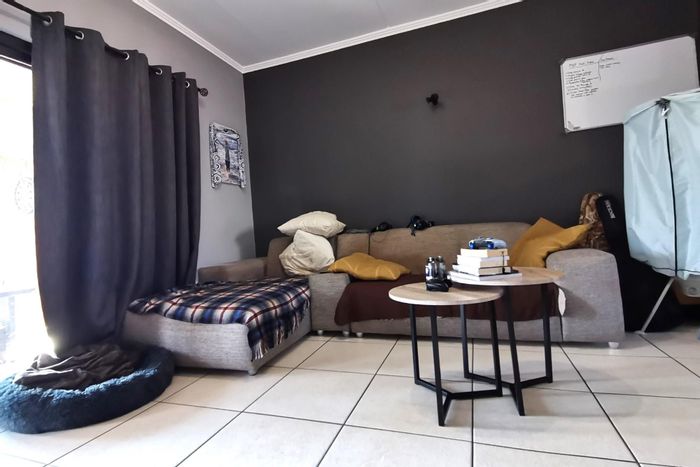 Garden apartment in Greenstone Hill for sale, includes amenities and pet-friendly features.