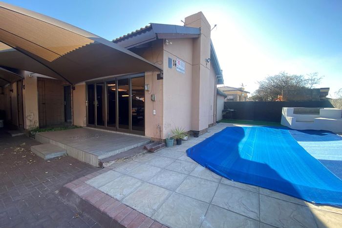 For Sale: House in Vanderbijlpark CE with pool, bar, and spacious entertainment area.