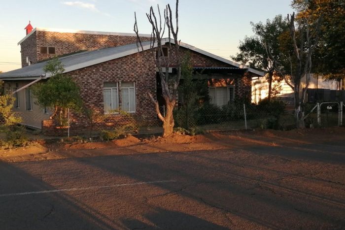 For Sale: House in Oviston with balcony, triple garage, and dam views.