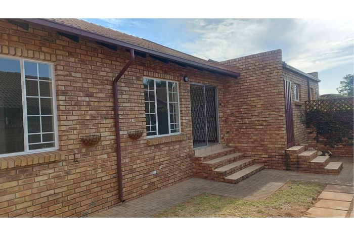 Townhouse For Sale in Wierdaglen Estate: 2 beds, gym, park, secure living.