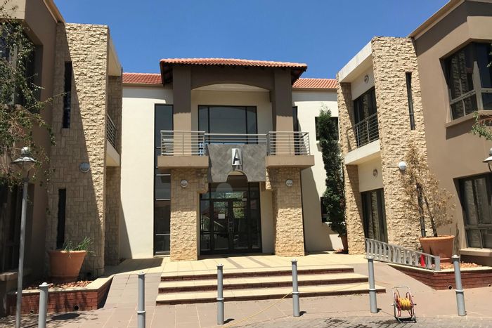 To Rent: Office in Parkhaven with 24/7 security, near OR Tambo Airport.