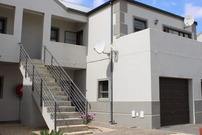 For Sale: Townhouse in Moorreesburg Central with 24H security, garage, and balcony.