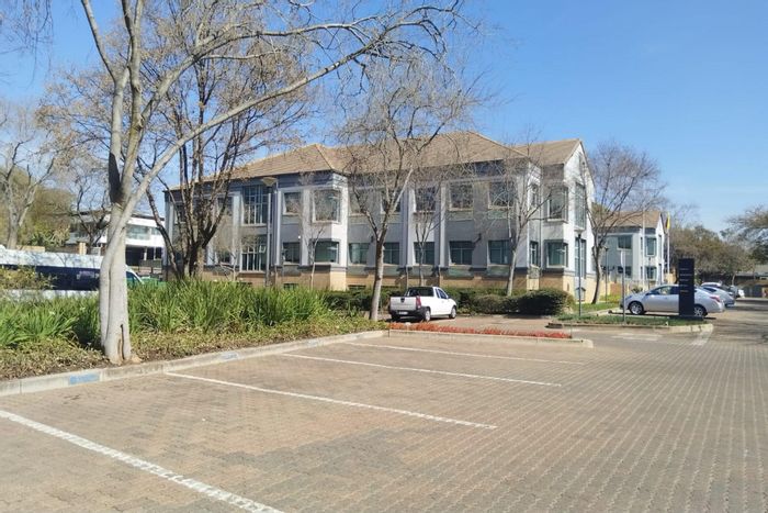 Hillcrest Office To Rent: Flexible spaces, prime location, ample parking, 24/7 security.