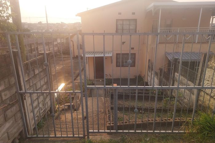 For Sale: Moorton Townhouse with 3 bedrooms, flatlet, and ample parking.