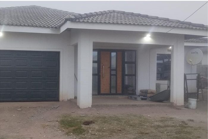 House To Rent in Mpophomeni: Spacious living areas, large yard, ample parking.