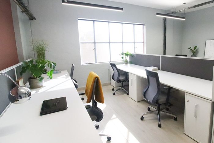 To Rent: Fully furnished office in Parktown North with shared services and amenities.