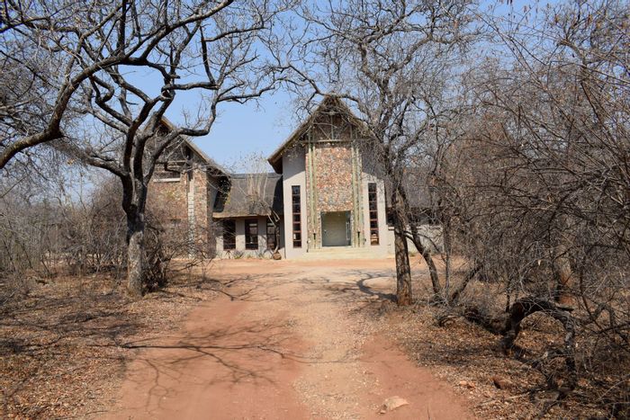 For Sale: House in Hoedspruit Wildlife Estate with lodge, pool, and game access.