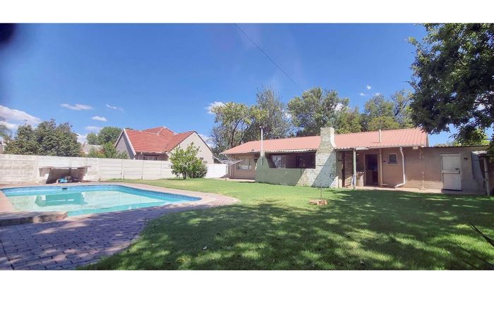 Riebeeckstad House For Sale: 3 beds, pool, braai, double garages, established garden.