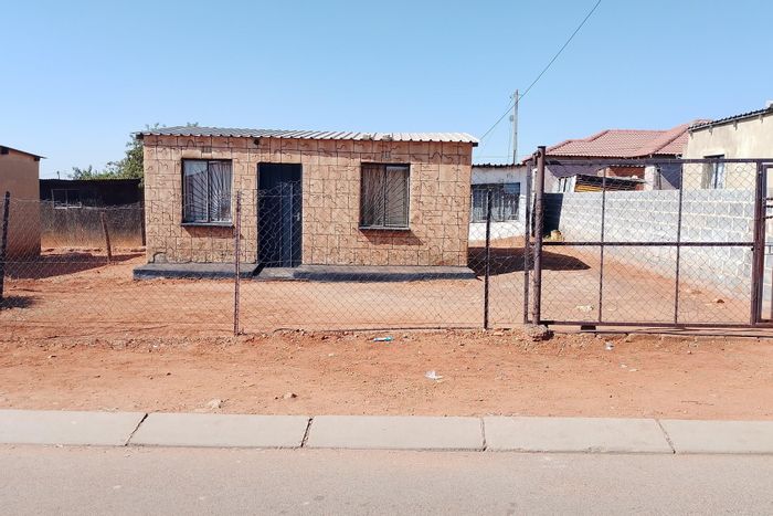 Zonkezizwe House For Sale: Open plan living, large yard, renovation potential.