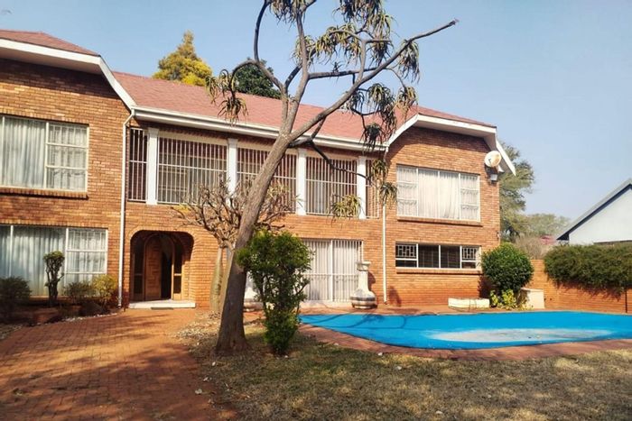 House To Rent in Theresapark: 4 beds, pool, office, 2 garages.