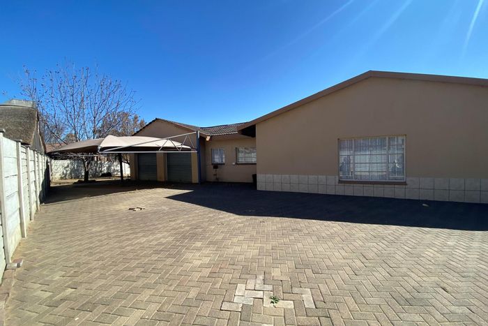 House for Sale in Sasolburg Central: 3 Bedrooms, double garage, close to schools.