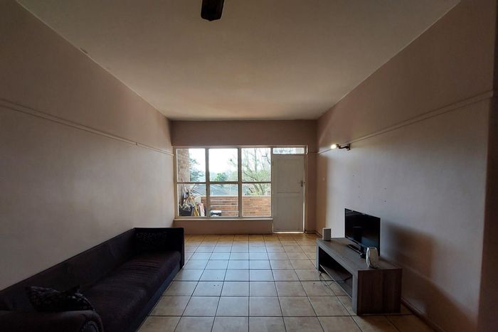 Scottsville Apartment To Rent: 2-bedroom, balcony, garden, near amenities and universities.