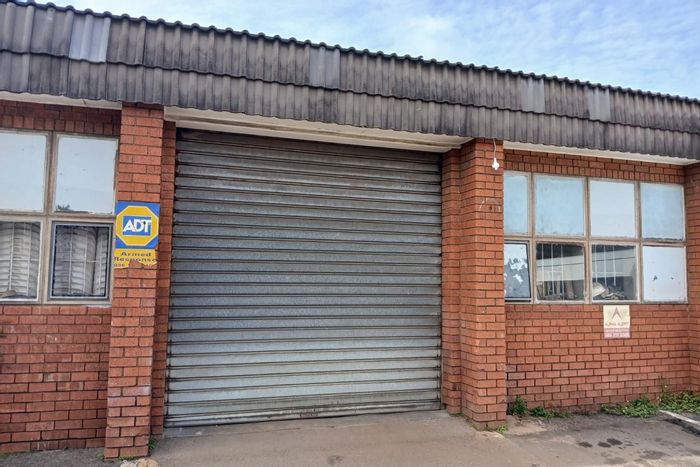 Alton North Industrial Unit For Sale: Renovated, air-conditioned office, large open space.