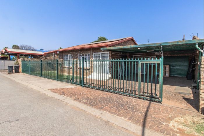 Rooihuiskraal North House For Sale: 3 bedrooms, garden, entertainment area, solar system.