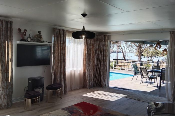 Vaal Marina Central House For Sale: Waterfront access, pool, flatlet, and security features.