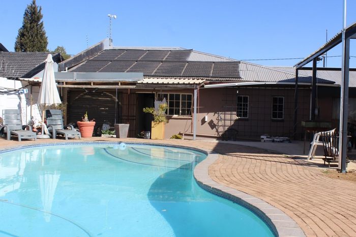 Witpoortjie House For Sale: Spacious living, pool, annex, security, and off-grid features.