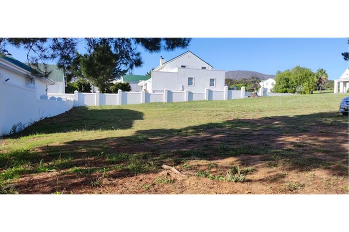 Vacant Land For Sale at Theewaterskloof Country Estate with golf course access.