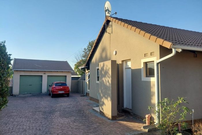 Brackendowns House For Sale: Pool, Lapa, double garage, two lounges, secure living.