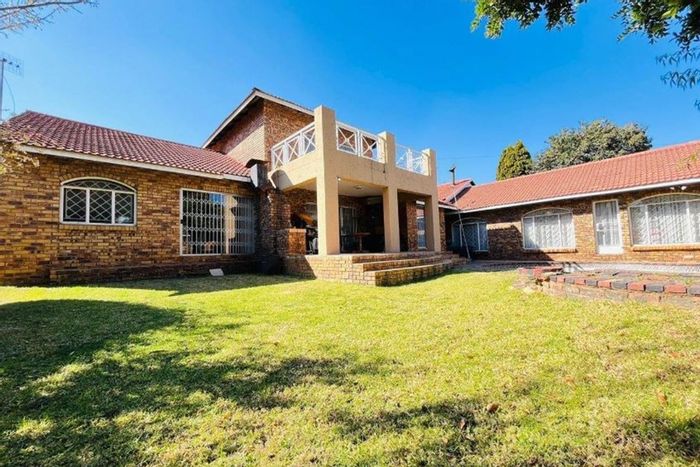 Spacious Bassonia house for sale with pool, entertainment area, and secure parking.