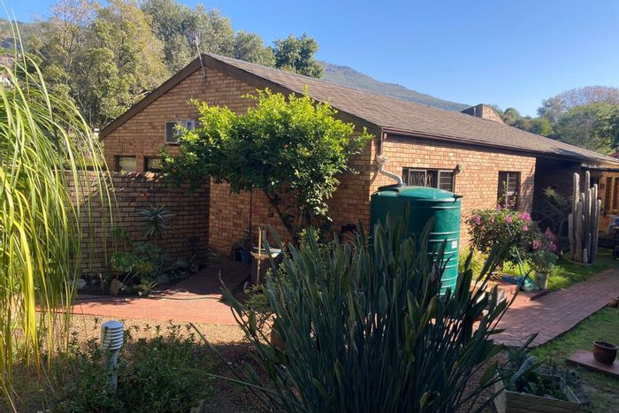 Paarl Central West House For Sale: 3 bedrooms, outdoor patios, historic charm, potential.