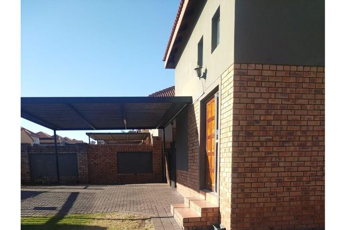 Reyno Ridge Townhouse For Sale: 2 bedrooms, security, carport, garden space.