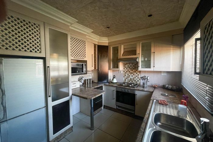 Dal Fouche House For Sale: 2 Bedrooms, spacious living, large yard, garage.