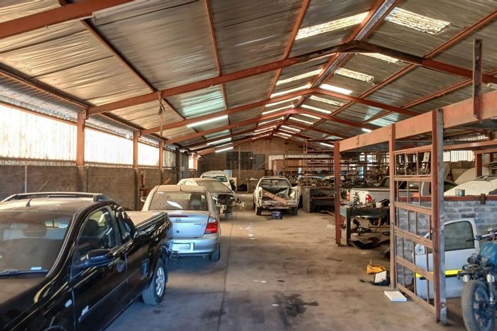 Industrial property for sale in Kuleka: four buildings, storage yard, rental income.