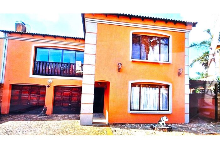 Dal Fouche Townhouse For Sale: 3 beds, private garden, parking for 6 vehicles.