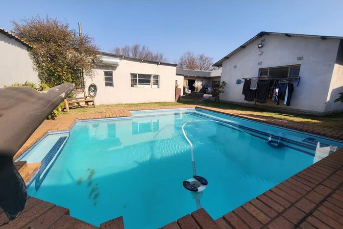 5 Bedroom House For Sale in Brakpan Central with pool, bar, and garage.